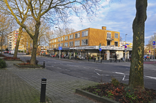 900531 Gezicht op het buurtwinkelcentrum aan de Jan van Galenstraat te Utrecht, met rechts de Huizingalaan.